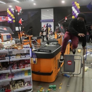 Lelaki Kulit Hitam Mati Dipukul, Carrefour Disaman ASD37 Juta