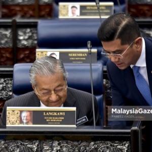 "Saya Sedia Jadi Saksi Saman Terhadap Azmin" – Mahathir