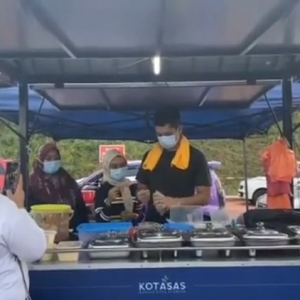 Turun Padang Bantu Peniaga Jual Nasi Lemak, Ramai Puji Tengku Hassanal