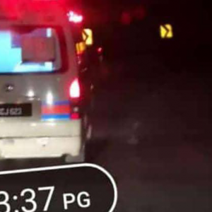 Meremang! Ambulans Mana Tersadai Tengah Jalan Tanpa Pemandu?