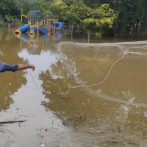 Banjir Di Slim River, Siap Boleh Menjala Di Taman Permainan Kanak-Kanak