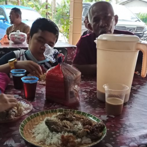 Disangka Warung Rupanya Rumah Orang, Guru Tebal Muka Ajak Keluarga Serbu Makan