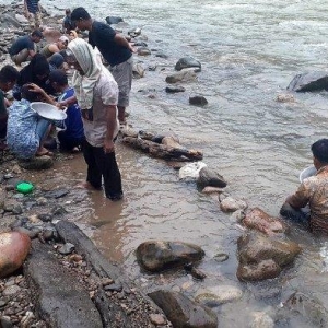 Gempar! Butiran Emas Tiba-Tiba ‘Muncul’ Di Sungai, Penduduk Berpusu-Pusu Turun Mendulang