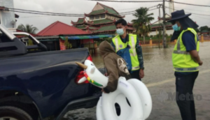 Dikompaun Kerana Bermain Air Banjir