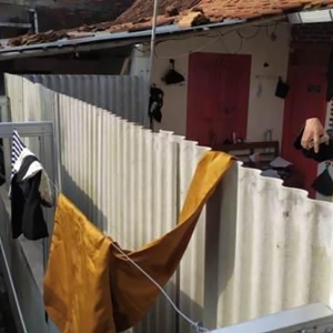 Takut Dijangkiti Covid-19, Lelaki Pagar Rumah Dengan Zink