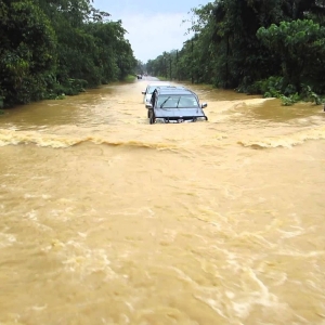 Tiada Maaf! Kompaun RM300 Kepada Sesiapa Yang Sengaja Redah Banjir