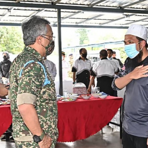 Ebit Lew Sebak Agong Belanja Makan Ikan Patin Lepas Misi Bantuan