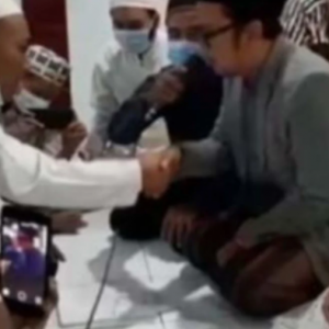 Anak Nikah Tepi Van Jenazah Bapa Yang Meninggal Akibat Covid-19