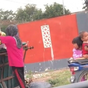 Ibu Bawa 3 Anak, Punggah Tong Sampah Cari Rezeki