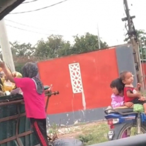 Sibuk Selongkar Tong Sampah Cari Rezeki, Wanita Ini Menangis Ada Yang Sudi Menderma