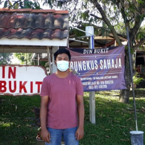 Buka Kedai Berjam, 5 Orang Je Datang -Pengantin Baru Terpaksa Redah Panas Jual Burger Naik Motor