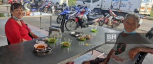 Pasangan warga emas sambut Tahun Baharu Cina di kedai mamak