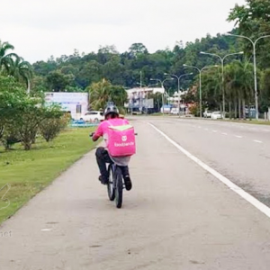 Kayuh BMX Lebih 30KM Sehari, ‘Panda Walker’ Di KK Ini Tular Di Media Sosial