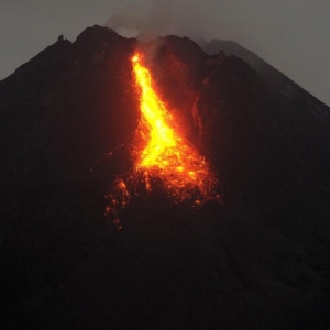 Gunung Merapi Muntahkan Lava 5 Kali Hari Ini, Jika Berlaku Letupan Boleh Cecah 3KM Dari Puncak