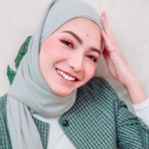 "Rasa Sia-Sia Solat Lima Waktu Tapi Tak Tutup Aurat," -Aishah Azman Kini Berhijab