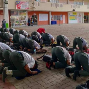 Guru Terharu 'Budak Kelas Belakang' Tak Buat Hal, Ramai-ramai Sujud Syukur Lepas SPM