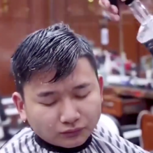 Tukang gunting rambut sembur air sehingga basah kuyup buat lelaki ini hilang sabar