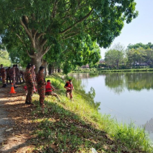 Dah Kenapa Tolak Kereta Masuk Dalam Tasik?