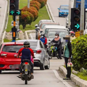 Hati-Hati, Pembeli Boleh Didenda RM2000 Jika Beli Jualan Di Lampu Isyarat