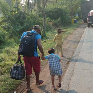 'Angkut' 2 Anak Jalan Kaki Hampir 100 Kilometer Cari Kerja Lepas Ditinggal Isteri