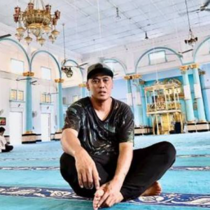 Terdengar Azan Di Tengah Padang Pasir, Bekas Juara Dart Dunia Peluk Islam