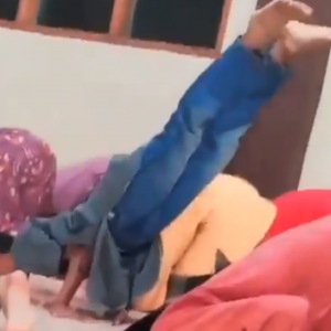 Buat Plank Semasa Solat - Tolong Pantau Tingkah Laku Anak Di Surau/ Masjid