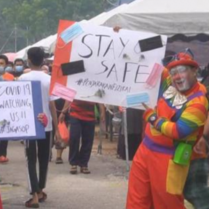 Badut Meriahkan Suasana Bazar Ramadan, Ingatkan Pengunjung Patuh SOP