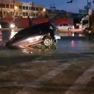 Dua Kereta Masuk Lubang Tengah Jalan