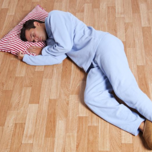 Paru-paru Berair Sebab Tidur Atas Lantai, Mitos Atau Fakta?
