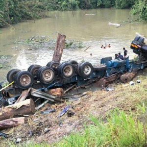 Lori Balak Terjunam Ke Dalam Tasik, Pemandu Hilang Dikhuatiri Lemas