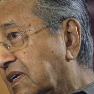 Sedia Dikenakan Tindakan, Tun Mahathir Minta Maaf Langgar SOP Di Langkawi