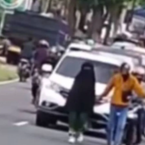 Wanita Jalan Berlenggang  Di Tengah-Tengah Jalan Raya- Sesak Teruk, Bunyi Hon Pun Tak Peduli