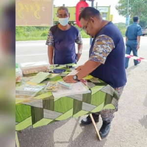 Bagi Kompaun Pada Peniaga, Tapi Penguatkuasa Sendiri Tak Pakai Pelitup Muka