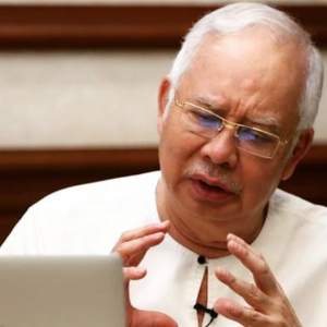 "Saya Tak Menjelma Jadi Wolverine Lepas Vaksin" - Najib