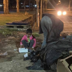 2 Beranak Keluar Malam Cari Kotak Di Tempat Buang Sampah Demi Sesuap Nasi