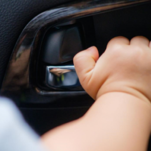 Bapa Keluar Sekejap, Bayi Terkunci Dalam Kereta