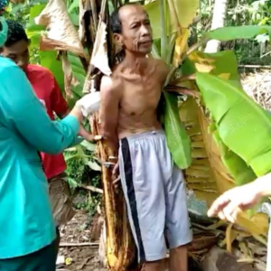 Lelaki Diikat Pada Pokok Pisang 'Menangis' Disuntik Vaksin