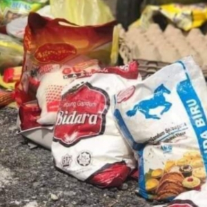 Biskut, Tepung Gandum Dan Gula-Sedih Tengok Longgokan Makanan Dalam Tong Sampah