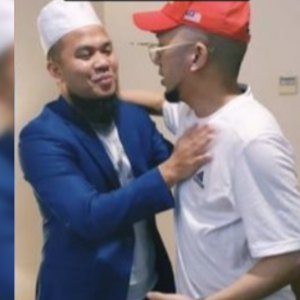 "Pelik, Terang-terang Ustaz Peluk Tinggal Cium Pipi Je" - Caprice