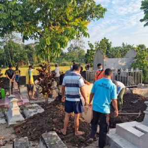 Takut Jadi Pocong, Suami Gali Semula Kubur Isteri