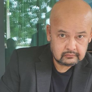 Harith Iskander Tak Senang Tengok Muka Perdana Menteri Terpampang Di Billboard