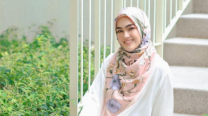 Elfira Loy Marah Dikata Pakai Tudung Murah, Netizen Hentam Balik- "Dah Jadi Mak Pun B*doh"