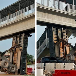 Bucket Lori Tanah Tersangkut Di Jejantas