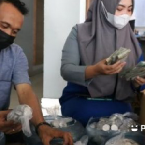 Penjual Kaki Lima Kumpul Duit Syiling RM80 Ribu, Beli Kereta Tunai