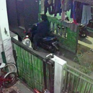 Intip Gadis Sampai Ke Rumah, Onani Atas Motor Tinggalkan Air Mani