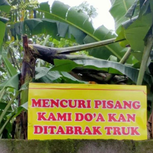 Sepanduk Mengerikan Doa Pencuri Pisang Dilanggar Lori