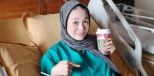 Terharu Terima Layanan Baik, Vivy Yusof Hadiahkan dUCK Kepada Petugas Hospital