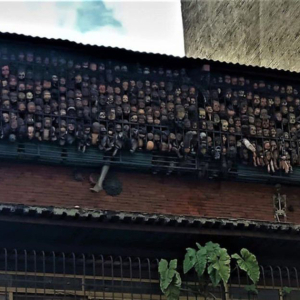 Seram! Balkoni Dihias Ratusan Kepala Anak Patung