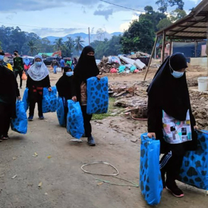 Tolak Tajaan Cuti Ke Langkawi, Anak Yatim Menyantuni Mangsa Banjir