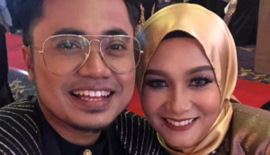 Lan Solo Berpegangan Tangan Dengan Wanita Lain, Isteri Tak Marah Ke?